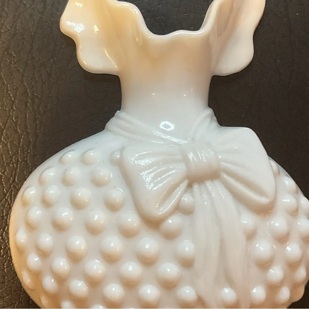 White Hobnail Vase with Bow Detail faux milk glass hobnail wall pocket vase - Picture 4 of 7